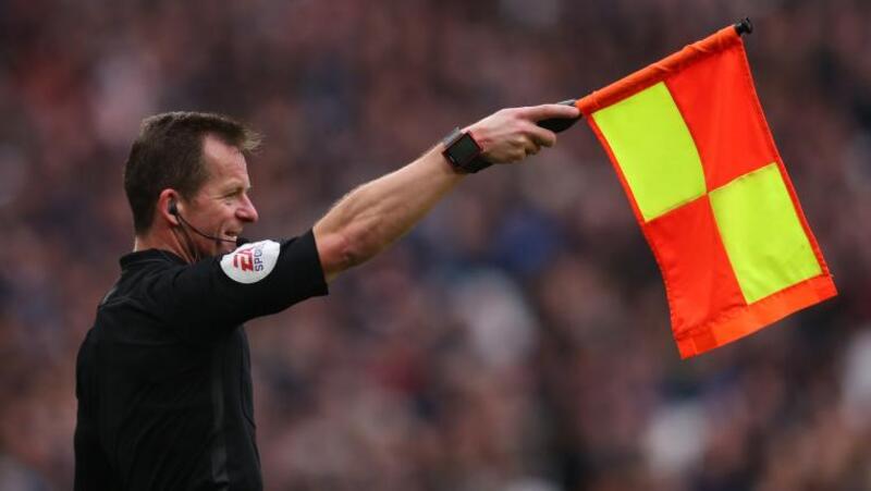 Offside Trong Bóng Đá Là Gì? Lỗi Thường Gặp Trên Sân Cỏ 4 xu phat offside trong bong da gay nhieu tranh cai